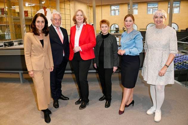 Aydan Özoguz, Wolfgang Kubicki, Bärbel Bas, Petra Pau, Yvonne Magwas und Claudia Roth beim Fototermin mit dem neuen Präsidium des 20. Deutschen Bundestages im Reichstagsgebäude. Berlin, 26.10.2021
