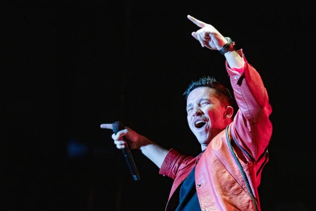 Entertainment Bilder des Tages Nico Santos HERBST TOUR 2021, Nico Santos in der Stuttgarter Porsche Arena. Stuttgart Baden-Württemberg Deutschland