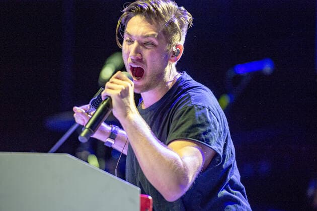 Justin Jesso US-amerikanischer Sänger und Songwriter, der in Los Angeles lebt und arbeitet. Bekannt wurde er mit dem Song Stargazing , den er geschrieben, gesungen und gemeinsam mit dem norwegischen DJ Kygo produziert hat. Schon zuvor schrieb er zusammen mit Ricky Martin dessen Song Vente Paca , welcher 2017 als Song des Jahres bei den Latin Grammys nominiert wurde. Stuttgart Baden-Württemberg Deutschland
