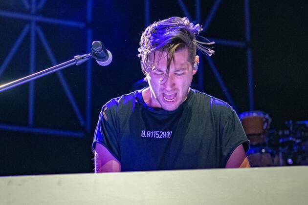 Justin Jesso US-amerikanischer Sänger und Songwriter, der in Los Angeles lebt und arbeitet. Bekannt wurde er mit dem Song Stargazing , den er geschrieben, gesungen und gemeinsam mit dem norwegischen DJ Kygo produziert hat. Schon zuvor schrieb er zusammen mit Ricky Martin dessen Song Vente Paca , welcher 2017 als Song des Jahres bei den Latin Grammys nominiert wurde. Stuttgart Baden-Württemberg Deutschland