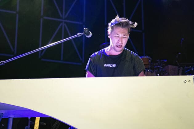 Justin Jesso US-amerikanischer Sänger und Songwriter, der in Los Angeles lebt und arbeitet. Bekannt wurde er mit dem Song Stargazing , den er geschrieben, gesungen und gemeinsam mit dem norwegischen DJ Kygo produziert hat. Schon zuvor schrieb er zusammen mit Ricky Martin dessen Song Vente Paca , welcher 2017 als Song des Jahres bei den Latin Grammys nominiert wurde. Stuttgart Baden-Württemberg Deutschland
