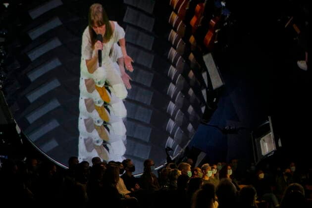 October 26, 2021, Toronto, on, Canada: Audience members watch as musician Feist s live in-person performance is projected behind them at Toronto s Meridian Hall on Tuesday, October 26, 2021, as doors open to performances for limited numbers as COVID-19 restrictions ease. Toronto Canada  - ZUMAc35_ 20211026_zaf_c35_322 Copyright: xChrisxYoungx