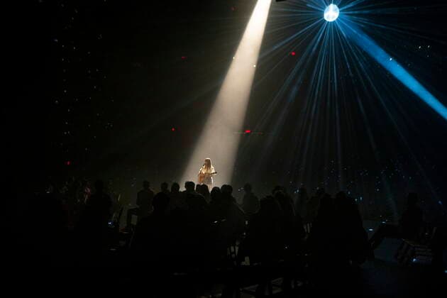 October 26, 2021, Toronto, on, Canada: Musician Feist plays to an audience at Toronto s Meridian Hall on Tuesday, October 26, 2021, as doors open to performances for limited numbers as COVID-19 restrictions ease. Toronto Canada  - ZUMAc35_ 20211026_zaf_c35_323 Copyright: xChrisxYoungx