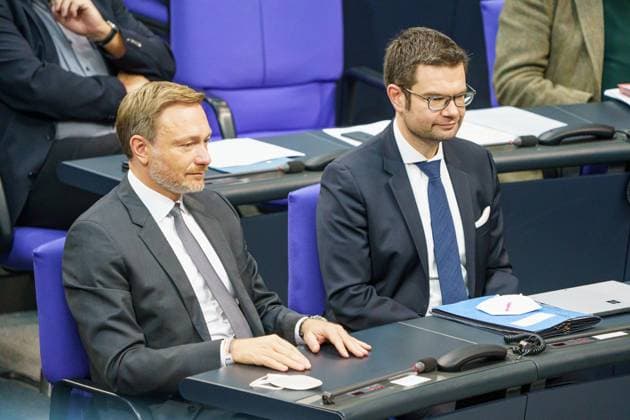 Plenarsitzung des Deutschen Bundestages - 20. Deutscher Bundestag in Berlin - Konstituierende Sitzung - Christian Lindner, Marco Buschmann;Plenarsitzung des Deutschen Bundestages - 20. Deutscher Bundestag in Berlin - Konstituierende Sitzung - Christian Lindner, Marco Buschmann, Berlin Berlin Deutschland Bundestag