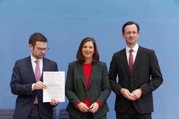 Ampel will Ende der epidemischen Lage 2021-10-24, Deutschland, Berlin - Bundespressekonferenz: Die Bundestagsfraktionen von SPD, Bündnis 90 Die Grünen und der FDP stellen Eckpunkte zur geordneten Beendigung der sogenannten empidemischen Lage von nationaler Tragweite vor. Im Bild v.l.: Dr. Marco Buschmann (FDP), Erster Parlamenarischer Geschäftsführer der Bundestagsfraktion, Katrin Göring-Eckardt (Bündnis 90 Die Grünen), Fraktionsvorsitzende im Bundestag, und Dirk Wiese (SPD), Stellvertretender Vorsitzender der Bundestagsfraktion. *** Traffic light wants end of the epidemic situation 2021 10 24, Germany, Berlin Federal Press Conference The parliamentary groups of SPD, Bündnis 90 Die Grünen and the FDP present key points for the order
