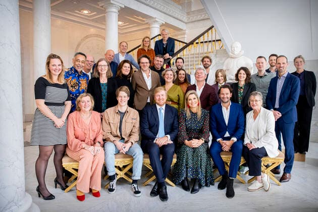 Bilder des Jahres 2021, Entertainment 10 Oktober Entertainment Themen der Woche KW43 Entertainment Bilder des Tages 27-10-2021 Palace Queen Maxima and King Willem-Alexander pose with the winners of the Uitblinkerslunch, 26 Dutch people who have distinguished themselves through a special achievement, at palace Noordeinde in The Hague. Â  Copyright: xPPEx