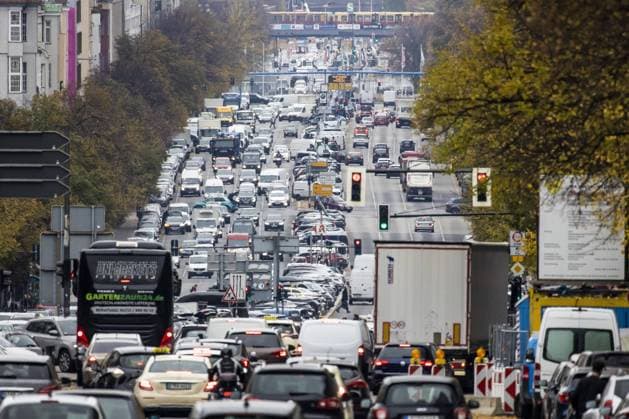 Stadtverkehr auf der Bismarckstrasse in Berlin, 27.10.2021. Berlin Deutschland *** City traffic on Bismarckstrasse in Berlin, 27 10 2021 Berlin Germany Copyright: xFlorianxGaertner photothek.dex