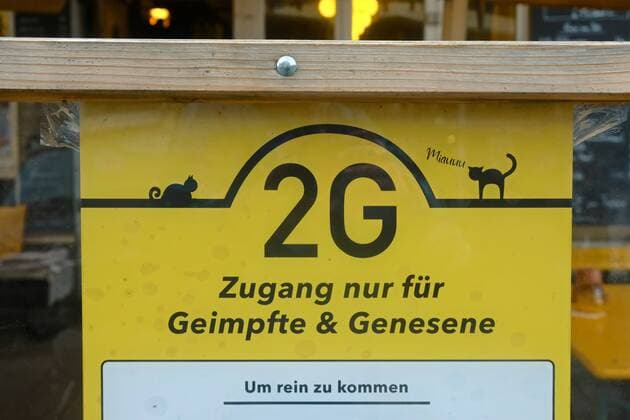 Hamburg, 27.10.2021 Zugang nur für Geimpfte und Genesene. 2G-Regel in einer Kneipe in Hamburg auf dem Schulterblatt. Gelbes Plakat vor dem Außenbereich. Zutritt zu öffentlichem Raum ist nur Personen gestattet, die entweder vollständig geimpft oder von COVID-19 genesen sind. Allen ungeimpften Personen wird der Zutritt grundsätzlich verwehrt, unabhängig davon, ob sie ein negatives Ergebnis eines Tests auf eine Infektion mit demCoronavirus SARS-CoV-2 vorlegen können. Hamburg Deutschland