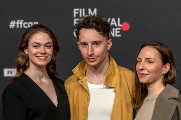 Film-Festival Cologne Köln 21. bis 28. Oktober 2021. Schauspieler Jonathan Berlin, zwischen den Schauspielerinnen Pauline RÃ nevier (links) und Katharina Schüttler anlässlich des Film Festival Cologne 2021 im Filmpalast zu Köln auf dem roten Teppich. Köln Nordrhein-Westfalen Deutschland