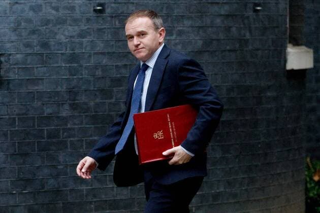 British Government Ministers Attend Cabinet Meeting On Budget Day In London Secretary of State for Environment, Food and Rural Affairs George Eustice, Conservative Party MP for Camborne and Redruth, arrives for a cabinet meeting at 10 Downing Street in London, England, on October 27, 2021. British Chancellor of the Exchequer Rishi Sunak today presents his Budget for the year ahead to MPs in the House of Commons. London United Kingdom  Copyright: xDavidxCliffx cliff-britishg211027_npZqD