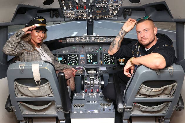 Bilder des Jahres 2021, Entertainment 10 Oktober Entertainment Themen der Woche KW43 Entertainment Bilder des Tages Cora Schumacher und Eric Sindermann beim Fototermin in einem Flugsimulator auf dem Historischen Flughafen am 27.10.2021 in der Motorworld Köln Himmlischer Ausflug für Cora Schumacher in Köln *** Cora Schumacher and Eric Sindermann at the photo session in a flight simulator at the historic airport on 27 10 2021 at Motorworld Cologne Heavenly outing for Cora Schumacher in Cologne 