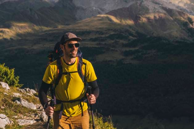 IMAGO Creative: Fit durch den Herbst Man with a backpack hiking the Pyrenees mountains, Spain Siresa, Aragon, Spain CR_JALO211021E6-853571-01 ,model released, Symbolfoto