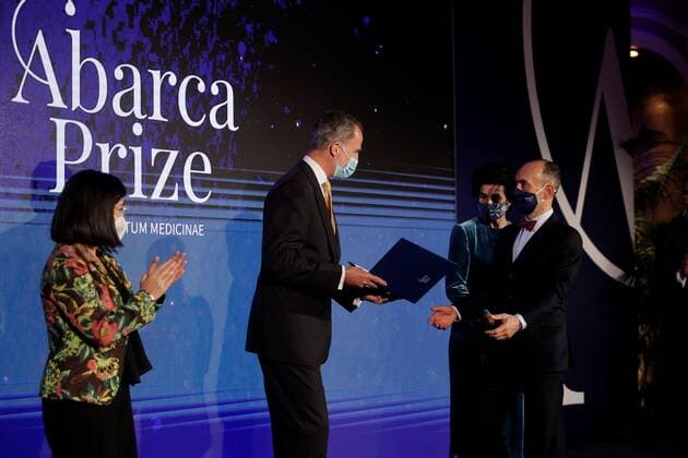 Entertainment Bilder des Tages Jean-Laurent Casanova (2-R) receives the international prize for medical sciences Doctor Juan Abarca Abarca Prize from Spain s King Felipe VI (2-L) during the handover ceremony held in Madrid, Spain, 27 October 2021. Spain s King Felipe VI chairs the Doctor Juan Abarca Abarca Prize handover ceremony !ACHTUNG: NUR REDAKTIONELLE NUTZUNG!  Copyright: xEmilioxNaranjox GRAF1131 20211027-2aa7908d8c455e7ec8c7ea4cec57f08cc91b07ea