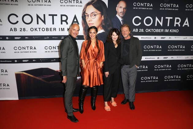 Bilder des Jahres 2021, Entertainment 10 Oktober Entertainment Themen der Woche KW43 Entertainment Bilder des Tages Christoph Maria Herbst, Nilam Farooq, Iris Berben und Regisseur Sönke Wortmann bei der Contra Kino Premiere am 27.10.2021 in Berlin Contra Filmpremiere in Berlin *** Christoph Maria Herbst, Nilam Farooq, Iris Berben and director Sönke Wortmann at the Contra cinema premiere on 27 10 2021 in Berlin Contra film premiere in Berlin 
