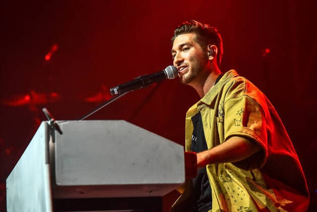 27.10.2021,Entertainment Musik, Justin Jesso - Konzert v.l.Der amerikanische Saenger Justin Jesso steht als Support von Nico Santos auf der Bhuene in der Columbiahalle. Berlin
