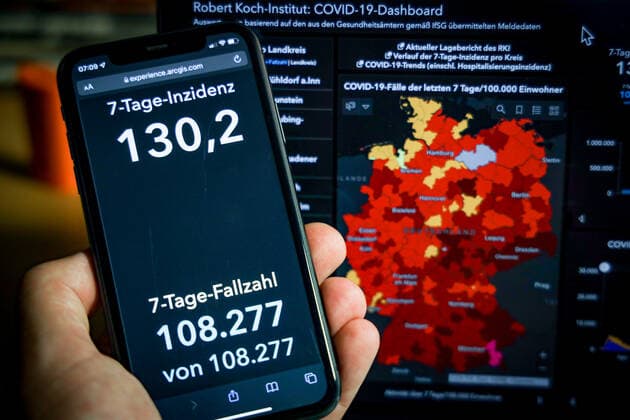 Coronavirus in Deutschland - Covid-19-Dashboard des Robert Koch-Institut 28.10.2021: Robert Koch-Institut: 7-Tage-Inzidenz 130,2. 7-Tage-Fallzahl 108.277. COVID-19-Fälle 4.534.452. Zugang um 28.037 gegenüber dem Vortag. COVID-19-Todesfälle 95.485. Zugang um 126 gegenüber dem Vortag.