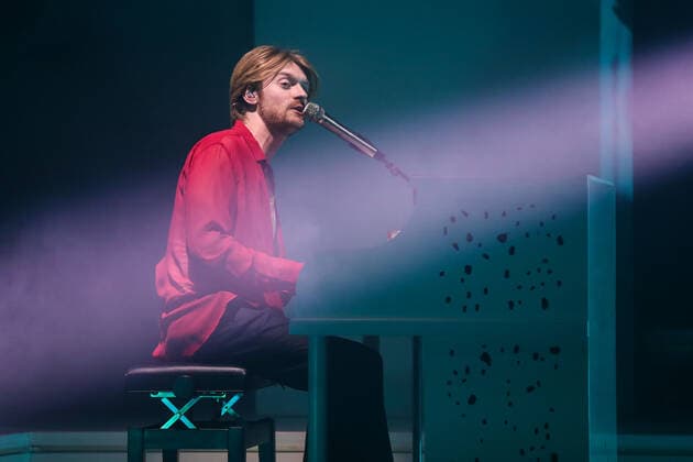 FINNEAS In Concert - Los Angeles, CA Singer FINNEAS (Finneas O Connell) performs on stage at The Wiltern on October 27, 2021 in Los Angeles, California, United States. Los Angeles California United States  Copyright: xImagexPressxAgencyx collin-finneasi211027_npB2a