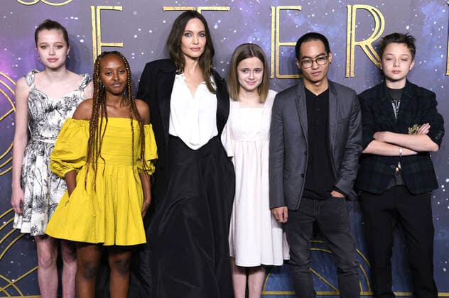 Angelina Jolie mit Kindern Shiloh Jolie-Pitt, Zahara Jolie-Pitt, Vivienne Jolie-Pitt, Maddox Jolie-Pitt und Knox Jolie-Pitt bei der Premiere des Kinofilms Eternals im BFI IMAX. London, 27.10.2021 *** Angelina Jolie with children Shiloh Jolie Pitt, Zahara Jolie Pitt, Vivienne Jolie Pitt, Maddox Jolie Pitt and Knox Jolie Pitt at the premiere of the feature film Eternals at BFI IMAX London, 27 10 2021 Foto:xS.xVasx xFuturexImage