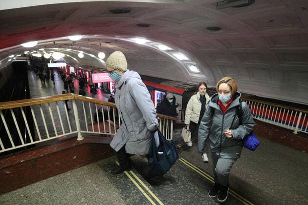 MOSCOW, RUSSIA - OCTOBER 28, 2021: Citizens leave Biblioteka Imeni Lenina Lenin State Library station of the Moscow Metro. A recent surge in COVID-19 cases in Russia has prompted the Moscow authorities to declare non-working days with pay from October 28 to November 7. Gavriil Grigorov TASS  TS1160CF