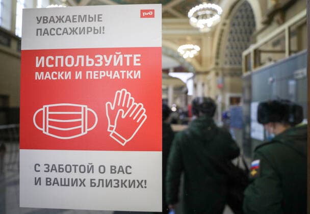 MOSCOW, RUSSIA - OCTOBER 28, 2021: A face mask and hand glove requirement sign on display at the Kiyevsky railway station. A recent surge in COVID-19 cases in Russia has prompted the Moscow authorities to declare non-working days with pay from October 28 to November 7. Mikhail Tereshchenko TASS  TS116135