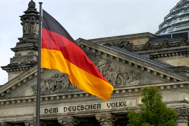 Fahne vor dem Reichstag in Berlin, Deutschland, Berlin Flag in front of Reichstag building in Berlin, Germany, Berlin BLWS655411 *** Flag in front of Reichstag building in Berlin, Germany, Berlin BLWS655411 Copyright: xblickwinkel McPHOTO B.xLeitnerx