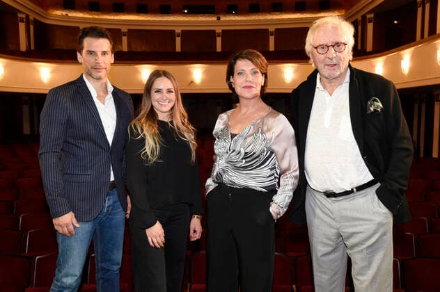 Florian Odendahl, Daria Trenkwalder, Janina Hartwig und Günther Maria Halmer bei der Premiere des Theaterstücks Vier Stern Stunden in der Komödie im Bayerischen Hof. München, 27.10.2021 *** Florian Odendahl, Daria Trenkwalder, Janina Hartwig and Günther Maria Halmer at the premiere of the play Vier Stern Stunden at the Komödie im Bayerischen Hof Munich, 27 10 2021 Foto:xS.xAdamx xFuturexImage