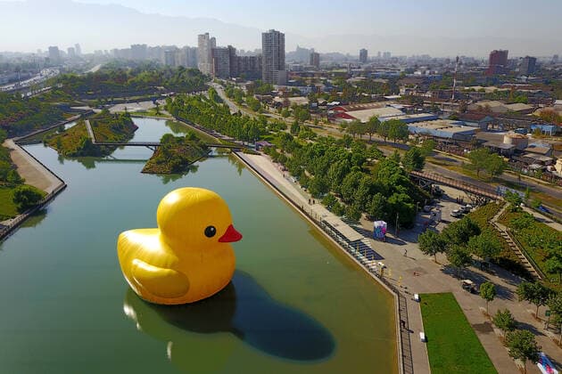 Bilder des Jahres 2021, News 10 Oktober News Themen der Woche KW43 News Bilder des Tages Santiago, 28 de octubre de 2021. Comienza la octava version de Hecho En Casa Entel, que cuenta con obras como el Pato de Hule en el Parque de la Familia en la comuna de Quinta Normal., Santiago Chile Aton_555082 *** Santiago, October 28, 2021 The eighth version of Hecho En Casa Entel begins, with works such as the Rubber Duck in the Parque de la Familia in the Quinta Normal district, Santiago Chile Aton 555082  Copyright: ANDRESxPINA ATONxCHILE