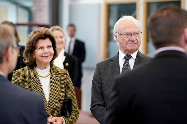 Queen Silvia and King Carl Gustaf at Osbecksgymnasiet Osbeck high school in Laholm, Sweden, on Oct 28, 2021 The Royal Couple is on a one day county visit to Halland LAHOLM Sweden x9200x,  Copyright: xBjörnxLarssonxRosvall TTx ROYAL COUNTY VISIT HALLAND