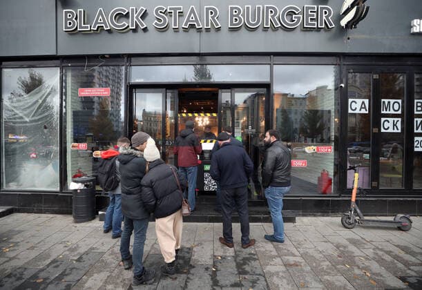 MOSCOW, RUSSIA - OCTOBER 28, 2021: Customers queue outside a Black Star Burger restaurant. A recent surge in COVID-19 cases in Russia has prompted the Moscow authorities to declare non-working days with pay from October 28 to November 7. Mikhail Tereshchenko TASS  TS1161FE