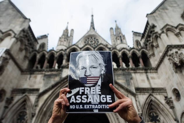 Bilder des Jahres 2021, News 10 Oktober News Themen der Woche KW43 News Bilder des Tages Julian Assange At The Royal Courts Of Justice Supporters of Wikileaks founder Julian Assange protest outside the Royal Courts of Justice, in London, Britain, 28 October 2021. The US government is appealing against a British judge s decision to block the extradition of WikiLeaks founder Julian Assange to face trial for publishing military secrets. Assange, 50, was arrested in Britain in 2019 for jumping bail after spending seven years inside the Ecuadorian embassy to avoid extradition to Sweden where he faced allegations of sexual assault. These were later dropped. Despite his extradition being blocked, he has been denied bail pending the outcome of the US appeal, amid fears he would abscond. London United Kingdom  Copyright: xMaciekxMusialekx musialek-julianas211028_npi1h