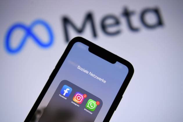 Facebook-Konzern heißt jetzt Meta Der Facebook Konzern heißt künftig Meta. Der Konzern gilt als Dachgesellschaft für Dienste wie Facebook, WhatsApp und Instagram. Facebook-Gründer Mark Zuckerberg gab dies am Donnerstag bekannt. Er will den Fokus auf die neue virtuelle Umgebung Metaverse lenken. *** Facebook Group is now called Meta The Facebook Group is now called Meta The group is considered the umbrella company for services such as Facebook, WhatsApp and Instagram Facebook founder Mark Zuckerberg announced this on Thursday He wants to focus on the new virtual environment Metaverse xHDx