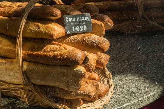 Frische Baguettes liegen auf einer Theke eines Marktstands auf dem grossen Markt in Bordeaux (Gironde), Nouvelle Aquitaine, Frankreich. Frische Baguette in Frankreich *** Fresh baguettes lying on a counter of a market stall at the big market in Bordeaux Gironde , Nouvelle Aquitaine, France Fresh baguettes in France