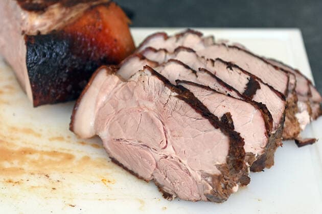 Themenfoto Grillen. Gegrilltes Schweinefleisch,Schweinebraten portioniert, in Scheiben geschnitten. Grillen auf Holzkohlegrill,Grillfleisch,Holzkohle, Holzkohlegrill,Fleisch.Ernaehrung,Essen,Nahrung,Lebennsmittel,Braten.Grillaktion ãGrillen geht immer!Ò im Innenhof des Prinz-Carl-Palais in München am 28.10.2021. *** Topic photo Grilling Grilled pork,roast pork portioned, sliced Grilling on charcoal grill,grilled meat,charcoal,charcoal grill,meat nutrition,food,foodstuff,roast Grilling action ÒGrillen geht immer Ò in the courtyard of the Prinz Carl Palais in Munich on 28 10 2021