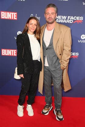 Nachwuchspreis Hamburg Sasha mit Ehefrau Julia Röntgen, New Faces Award von der Zeitschrift Bunte im Ruby Lotti Hotel Hamburg, 28.10.2021