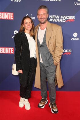 Nachwuchspreis Hamburg Sasha mit Ehefrau Julia Röntgen, New Faces Award von der Zeitschrift Bunte im Ruby Lotti Hotel Hamburg, 28.10.2021