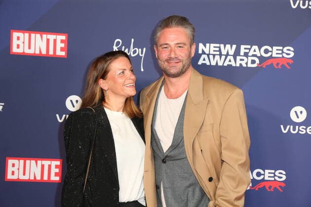 Nachwuchspreis Hamburg Sasha mit Ehefrau Julia Röntgen, New Faces Award von der Zeitschrift Bunte im Ruby Lotti Hotel Hamburg, 28.10.2021