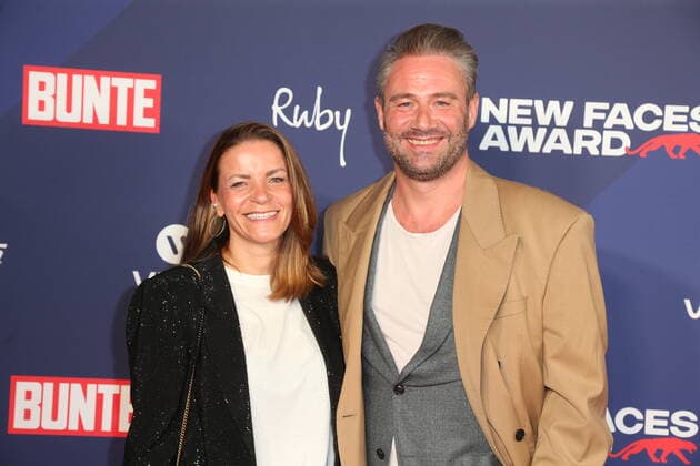 Nachwuchspreis Hamburg Sasha mit Ehefrau Julia Röntgen, New Faces Award von der Zeitschrift Bunte im Ruby Lotti Hotel Hamburg, 28.10.2021