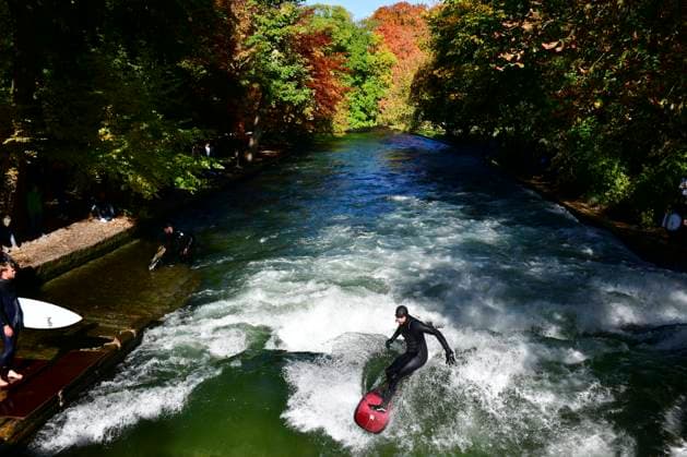 Herbstlich präsentiert sich der Englische Garten in München am Mittwoch (27.10.2021). Der Herbst hat die Bäume gefärbt, bei herrlichem Sonnenschein zieht der Park viele Menschen an. Ein Publikumsmagnet ist die stehende Welle im Eisbach, ein Paradies für Wellenreiter inmitten der Stadt. *** Autumn presents the English Garden in Munich on Wednesday 27 10 2021 The autumn has colored the trees, in glorious sunshine the park attracts many people A crowd puller is the standing wave in the Eisbach, a paradise for surfers in the middle of the city