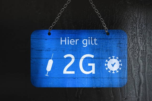 Schild mit aufschrift Hier gilt 2G Regel, 2G-Regel Symbolbild vor verregneter Fensterscheibe - Ungeimpfte müssen draußen bleiben xFOTOMONTAGEx