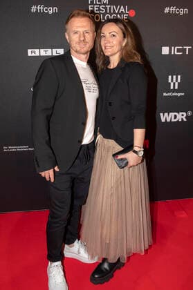 Kasem Hoxha mit Begleitung bei der Verleihung der Film Festival Cologne Awards 2021 auf dem 31. Film Festival Cologne 2021 im E-Werk. Köln, 28.10.2021