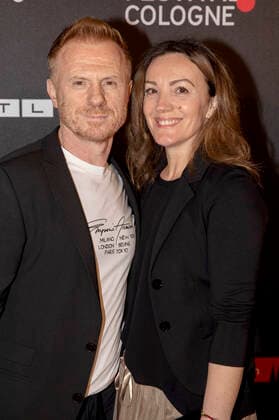 Kasem Hoxha mit Begleitung bei der Verleihung der Film Festival Cologne Awards 2021 auf dem 31. Film Festival Cologne 2021 im E-Werk. Köln, 28.10.2021