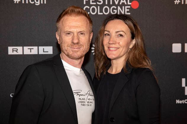 Kasem Hoxha mit Begleitung bei der Verleihung der Film Festival Cologne Awards 2021 auf dem 31. Film Festival Cologne 2021 im E-Werk. Köln, 28.10.2021