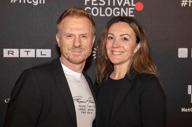 Kasem Hoxha mit Begleitung bei der Verleihung der Film Festival Cologne Awards 2021 auf dem 31. Film Festival Cologne 2021 im E-Werk. Köln, 28.10.2021