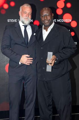 Steve McQueen mit Laudator bei der Verleihung der Film Festival Cologne Awards 2021 auf dem 31. Film Festival Cologne 2021 im E-Werk. Köln, 28.10.2021