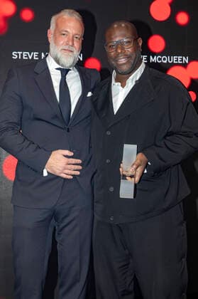 Steve McQueen mit Laudator bei der Verleihung der Film Festival Cologne Awards 2021 auf dem 31. Film Festival Cologne 2021 im E-Werk. Köln, 28.10.2021