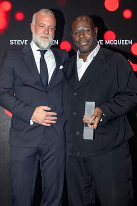 Steve McQueen mit Laudator bei der Verleihung der Film Festival Cologne Awards 2021 auf dem 31. Film Festival Cologne 2021 im E-Werk. Köln, 28.10.2021