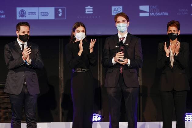 Queen Letizia of Spain (2L) stands next to Jorge Garcia-Berlanga (2R), grandson of late Spanish filmmaker Luis García Berlanga, during a tribute gala held in his honor and two other late Spanish filmmakers; Juan Antonio Bardem and Fernando Fernan Gomez, at Tudela s Debut Film Festival held in Tudela, Navarra, Spain, 29 October 2021. Spanish Queen attends 21st edition of Tudela s Debut Film Festival !ACHTUNG: NUR REDAKTIONELLE NUTZUNG!  Copyright: xJesusxDigesx GRAF2119 20211029-7f1315406a7fc3ff7e4a8302c44e017c345efdf4