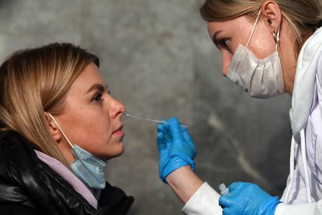 Russia Coronavirus Testing 6684545 29.10.2021 A woman undergoes rapid testing for COVID-19, at Belorusskaya metro station, in Moscow, Russia. The rapid antigen test for coronavirus infection allows the diagnosis of COVID-19 in 15 minutes with a high probability, but its result does not indicate a diagnosis, but only a probability of a disease. Maksim Blinov Sputnik Moscow Russia  Copyright: xMaksimxBlinovx