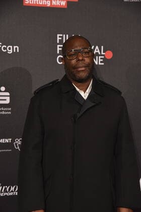 Der britische Regisseur Sir Steve McQueen kommt zu Verleihung der Film Festival Cologne Awards
