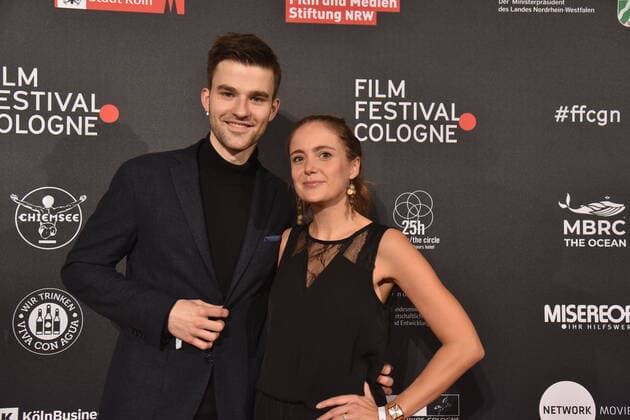 Die Schauspieler Patrick Moelleken und Katrin Wolter kommen zu Verleihung der Film Festival Cologne Awards